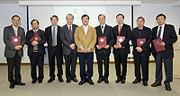 六位中大醫學院教授接受深圳大學頒發的特約教授聘書